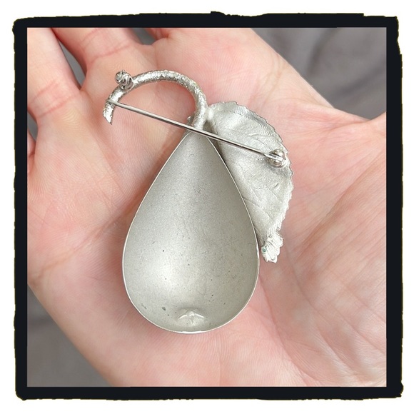 💕Beautiful Vintage Silver Tone Pear Pin💕 - Picture 5 of 6